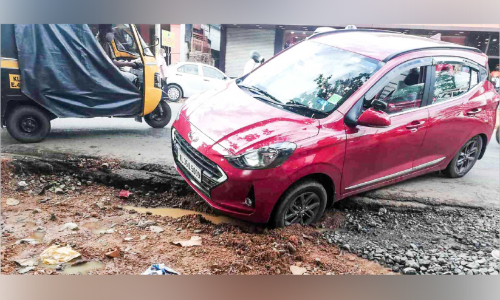 നഗരപാതയിൽ പൂട്ടുകട്ട വിരിക്കൽ വൈകുന്നു: അപകടം ഏറുന്നു