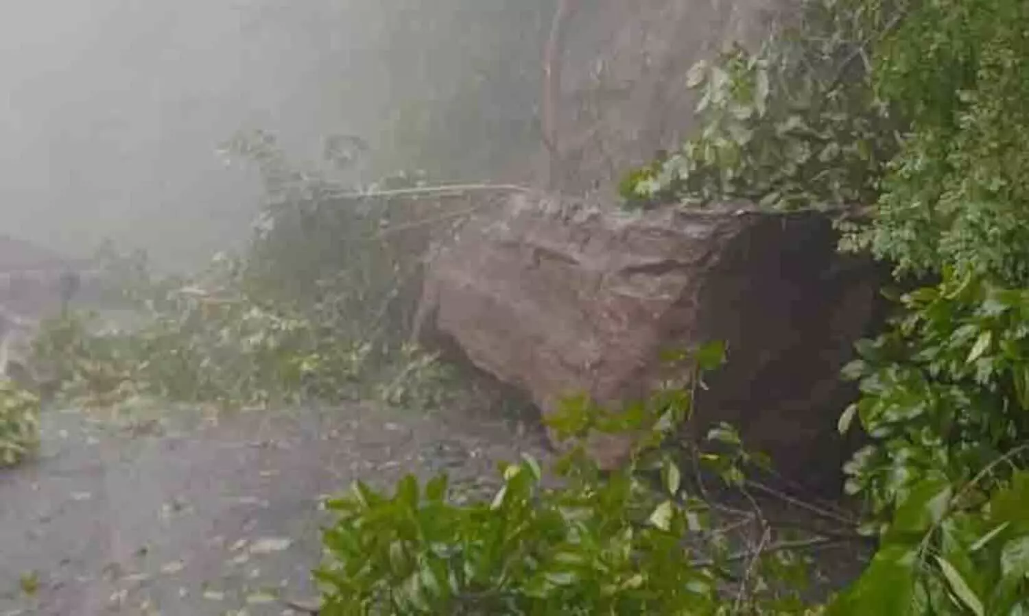 കൊട്ടിയൂർ-വയനാട് റോഡിൽ പാറയിടിഞ്ഞു വീണ് ഗതാഗതം തടസ്സപ്പെട്ടു