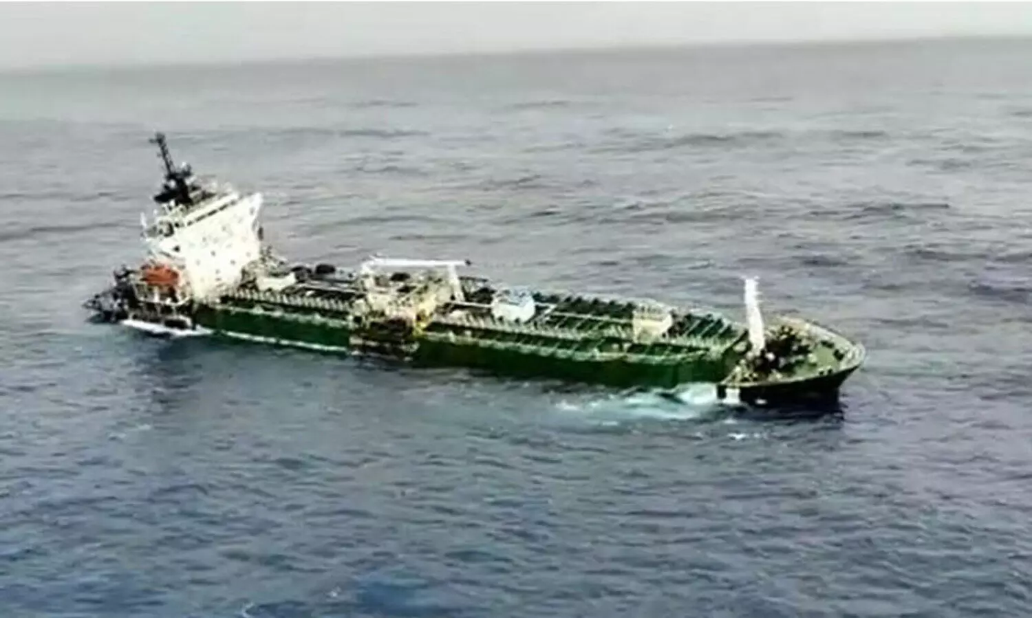 യു.എ.ഇയിൽ നിന്നുള്ള കപ്പൽ അപകടത്തിൽപ്പെട്ടു; 22 ജീവനക്കാരെ ഇന്ത്യൻ കോസ്റ്റ്​ ഗാർഡ്​ രക്ഷിച്ചു