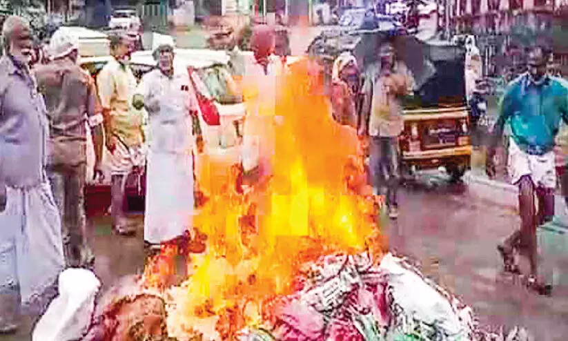 പുകയില ഉൽപന്നങ്ങള് പിടിച്ചെടുത്ത് ചുമട്ടുതൊഴിലാളികള് കത്തിച്ചു പുകയില ഉൽപന്നങ്ങള് പിടിച്ചെടുത്ത് ചുമട്ടുതൊഴിലാളികള് കത്തിച്ചു