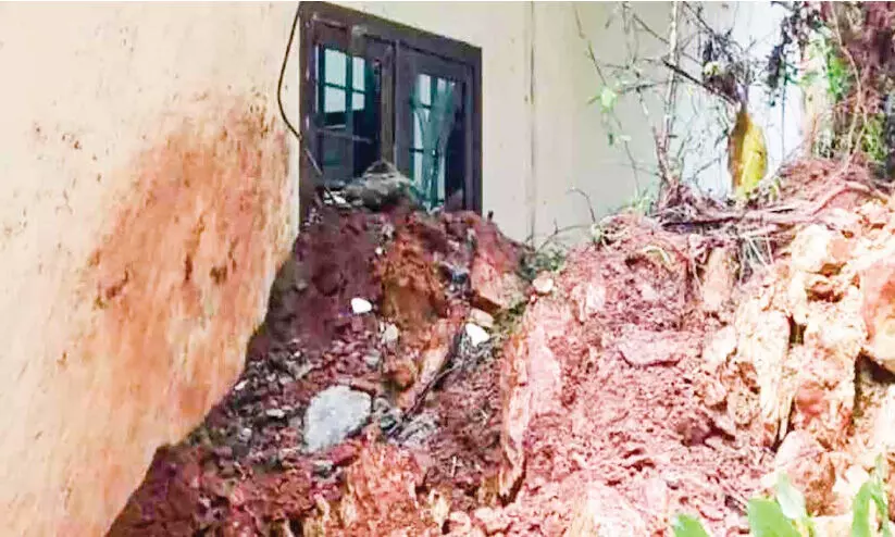 വീടിന് മുകളിലേക്ക് മണ്ണിടിഞ്ഞു വീടിന് മുകളിലേക്ക് മണ്ണിടിഞ്ഞു