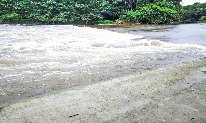 അച്ചൻകോവിലാറ്റിൽ ജലനിരപ്പ് ഉയരുന്നു; താഴ്ന്ന പ്രദേശങ്ങളിൽ വെള്ളം കയറി അച്ചൻകോവിലാറ്റിൽ ജലനിരപ്പ് ഉയരുന്നു; താഴ്ന്ന പ്രദേശങ്ങളിൽ വെള്ളം കയറി