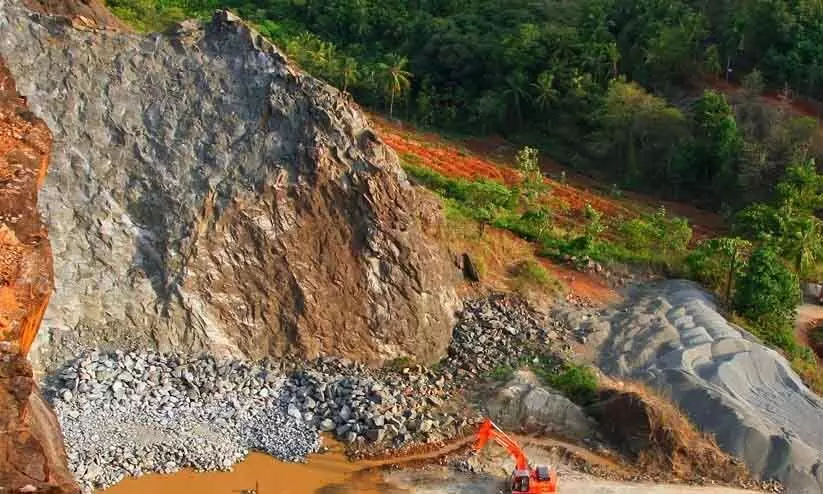 ചെറിയവെളിനല്ലൂർ ക്വാറി; മൈനിങ് ആന്‍ഡ് ജിയോളജി ഉദ്യോഗസ്ഥരെയടക്കം തടഞ്ഞു