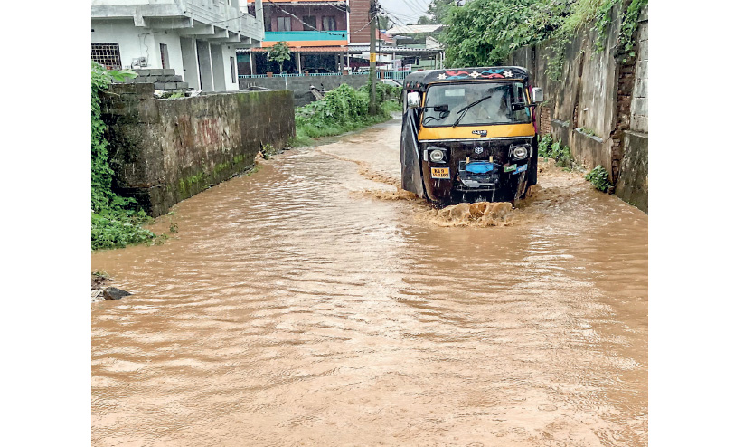 മഴ കനത്തു; പാലക്കാട് വെള്ളക്കെട്ടിൽ മഴ കനത്തു; പാലക്കാട് വെള്ളക്കെട്ടിൽ