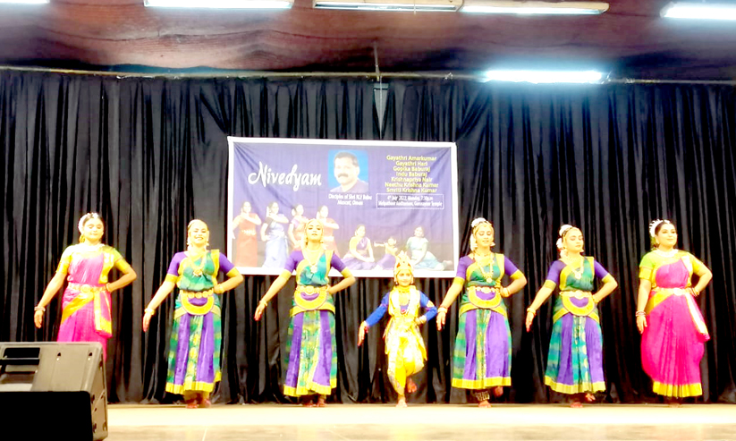 ഗുരുവായൂരമ്പലത്തിൽ മസ്കത്തിലെ കലാകാരന്മാരുടെ നൃത്ത-നൃത്യങ്ങൾ ഗുരുവായൂരമ്പലത്തിൽ മസ്കത്തിലെ കലാകാരന്മാരുടെ നൃത്ത-നൃത്യങ്ങൾ