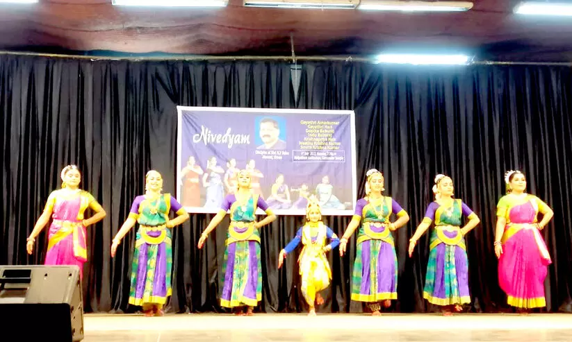 ഗുരുവായൂരമ്പലത്തിൽ മസ്കത്തിലെ കലാകാരന്മാരുടെ നൃത്ത-നൃത്യങ്ങൾ ഗുരുവായൂരമ്പലത്തിൽ മസ്കത്തിലെ കലാകാരന്മാരുടെ നൃത്ത-നൃത്യങ്ങൾ