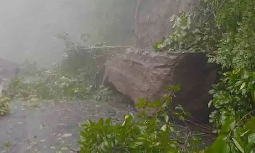 കൊട്ടിയൂർ-വയനാട് റോഡിൽ പാറയിടിഞ്ഞു വീണ് ഗതാഗതം തടസ്സപ്പെട്ടു