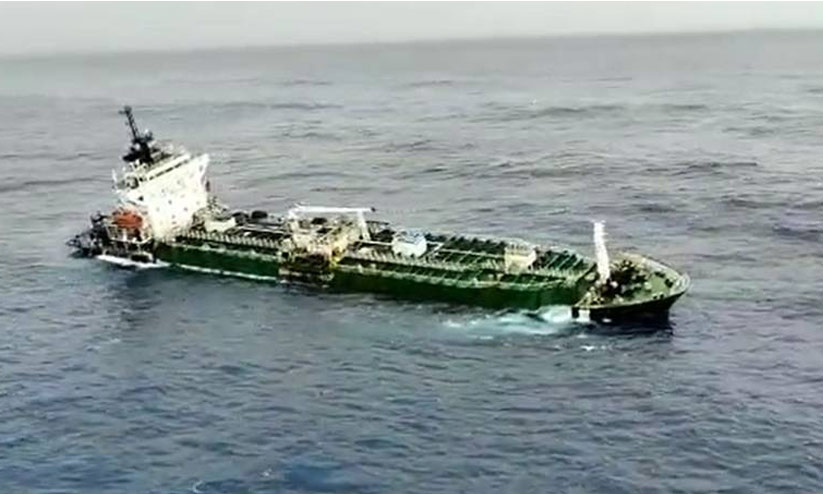 യു.എ.ഇയിൽ നിന്നുള്ള കപ്പൽ അപകടത്തിൽപ്പെട്ടു; 22 ജീവനക്കാരെ ഇന്ത്യൻ കോസ്റ്റ് ഗാർഡ് രക്ഷിച്ചു യു.എ.ഇയിൽ നിന്നുള്ള കപ്പൽ അപകടത്തിൽപ്പെട്ടു; 22 ജീവനക്കാരെ ഇന്ത്യൻ കോസ്റ്റ് ഗാർഡ് രക്ഷിച്ചു