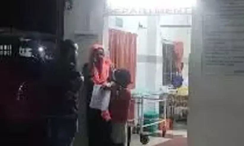 കാൻസർ രോഗികൾക്ക് നൽകാൻ മുടി നീട്ടിവളർത്തി; അധ്യാപകൻ വിദ്യാർഥിയെ മർദിച്ചതായി പരാതി കാൻസർ രോഗികൾക്ക് നൽകാൻ മുടി നീട്ടിവളർത്തി; അധ്യാപകൻ വിദ്യാർഥിയെ മർദിച്ചതായി പരാതി