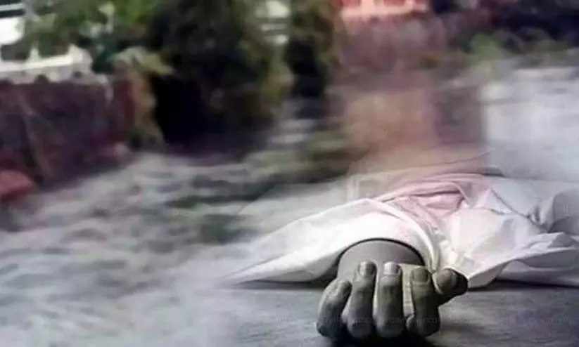 കഴുത്തറ്റ നിലയിൽ അജ്ഞാത മൃതദേഹം പുഴയിൽ കഴുത്തറ്റ നിലയിൽ അജ്ഞാത മൃതദേഹം പുഴയിൽ