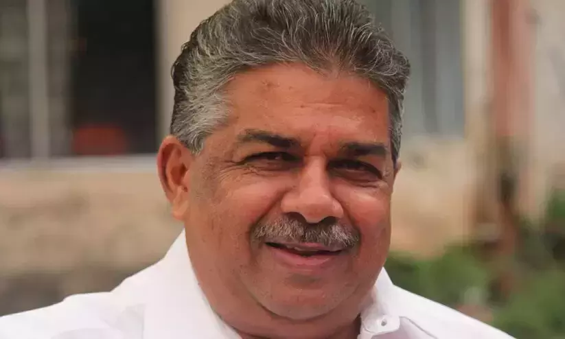 സജി ചെറിയാൻ; നിയമവഴി തെളിയുന്നത് പുറത്തേക്ക്