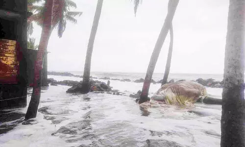 കടലേറ്റം; രണ്ടാം ദിവസവും റോഡ് ഉപരോധിച്ചു കടലേറ്റം; രണ്ടാം ദിവസവും റോഡ് ഉപരോധിച്ചു