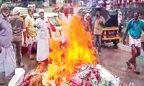 പുകയില ഉൽപന്നങ്ങള്‍ പിടിച്ചെടുത്ത് ചുമട്ടുതൊഴിലാളികള്‍ കത്തിച്ചു