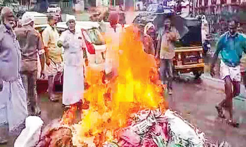 പുകയില ഉൽപന്നങ്ങള്‍ പിടിച്ചെടുത്ത് ചുമട്ടുതൊഴിലാളികള്‍ കത്തിച്ചു