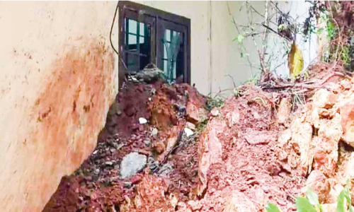 വീടിന് മുകളിലേക്ക് മണ്ണിടിഞ്ഞു