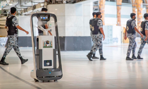 ഹറം അണുമുക്തമാക്കാൻ 11 റോബോട്ടുകൾ