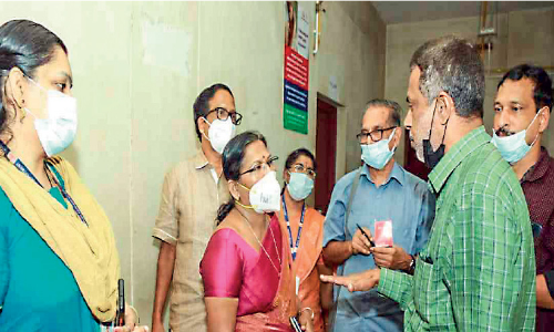 പെരിന്തൽണ്ണ ജില്ല ആശുപത്രിയിൽ ഡി.എം.ഒയുടെ സന്ദർശനം; രോഗികളെ കേൾക്കാതെ അടച്ചിട്ട മുറിയിൽ അഞ്ചുമണിക്കൂർ ചർച്ച