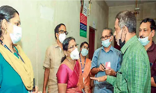 പെരിന്തൽണ്ണ ജില്ല ആശുപത്രിയിൽ ഡി.എം.ഒയുടെ സന്ദർശനം; രോഗികളെ കേൾക്കാതെ അടച്ചിട്ട മുറിയിൽ അഞ്ചുമണിക്കൂർ ചർച്ച