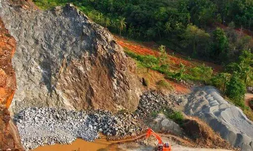 ചെറിയവെളിനല്ലൂർ ക്വാറി; മൈനിങ് ആന്‍ഡ് ജിയോളജി ഉദ്യോഗസ്ഥരെയടക്കം തടഞ്ഞു