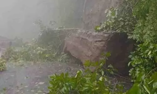 കൊട്ടിയൂർ-വയനാട് റോഡിൽ പാറയിടിഞ്ഞു വീണ് ഗതാഗതം തടസ്സപ്പെട്ടു