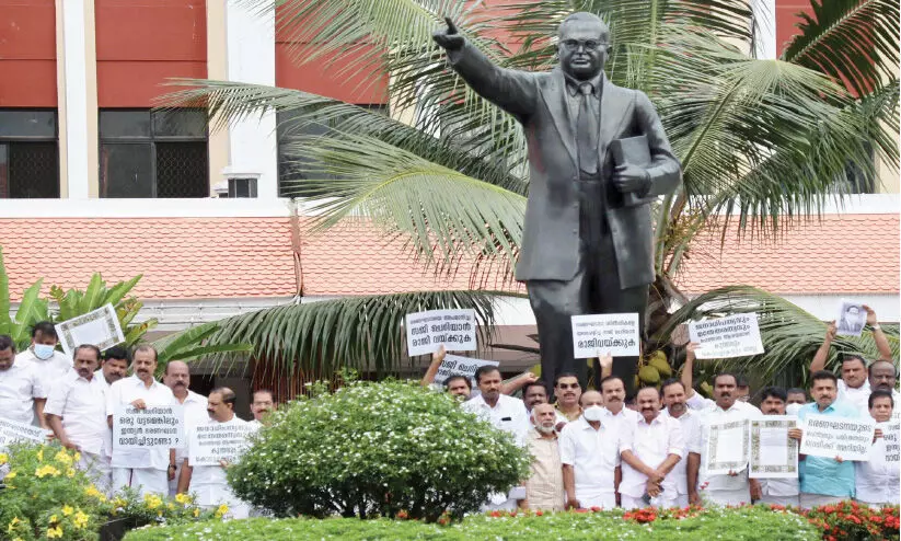 ആദ്യ വിക്കറ്റ് വീണു; ആത്മവിശ്വാസത്തിൽ പ്രതിപക്ഷം