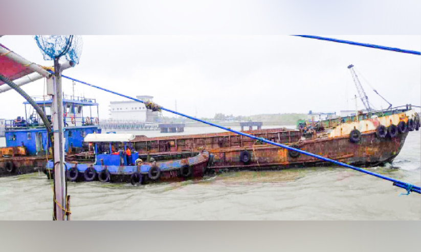 ബാർജിൽ വെള്ളം കയറി; തൊഴിലാളികളെ രക്ഷിച്ചു