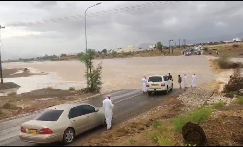 മഴ തുടരുന്നു; താഴ്ന്ന പ്രദേശങ്ങൾ വെള്ളത്തിൽ മഴ തുടരുന്നു; താഴ്ന്ന പ്രദേശങ്ങൾ വെള്ളത്തിൽ
