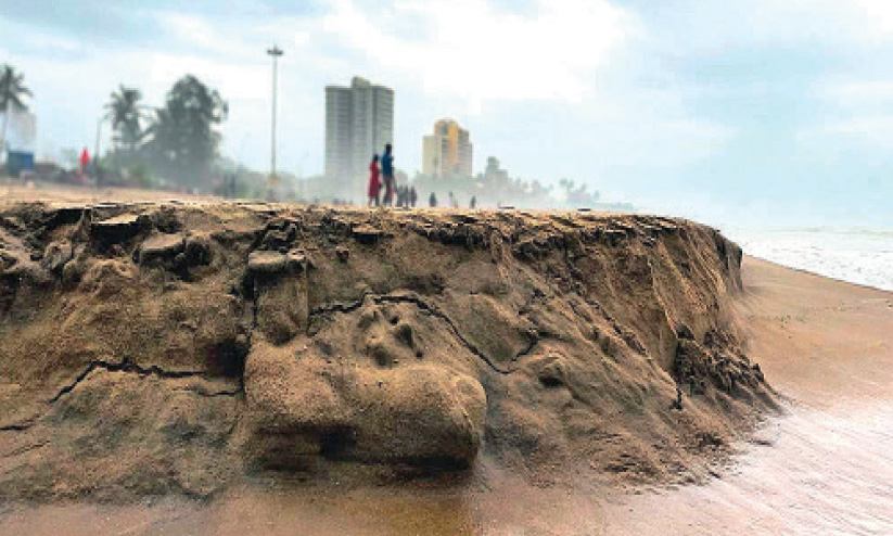 കടലേറ്റം രൂക്ഷം; ബീച്ചുകളിൽ നിയന്ത്രണം തുടരുന്നു