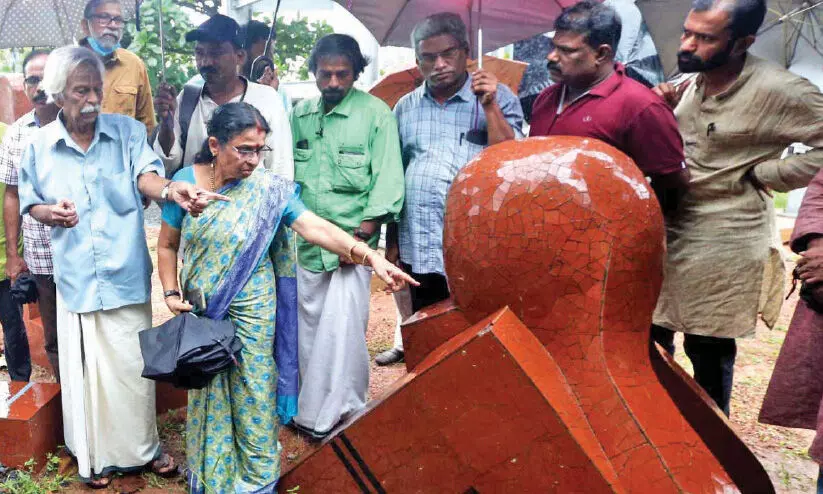 എന്റെ കുഞ്ഞുങ്ങളാണ്, അവ നശിപ്പിക്കരുത്; ശിൽപങ്ങൾ കാണാൻ കാനായി എത്തി എന്റെ കുഞ്ഞുങ്ങളാണ്, അവ നശിപ്പിക്കരുത്; ശിൽപങ്ങൾ കാണാൻ കാനായി എത്തി