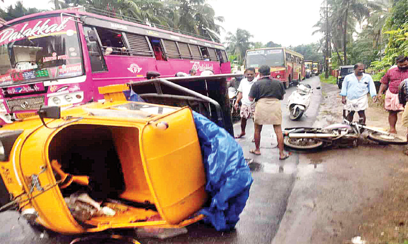 ബസും പെട്ടി ഓട്ടോയും ബൈക്കും കൂട്ടിയിടിച്ച് അഞ്ച് പേർക്ക് പരിക്ക്