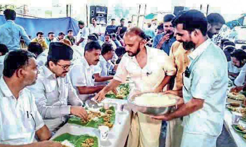ക്ഷേത്രത്തിലെ അന്നദാനത്തിൽ പങ്കെടുത്ത് സാദിഖലി തങ്ങൾ