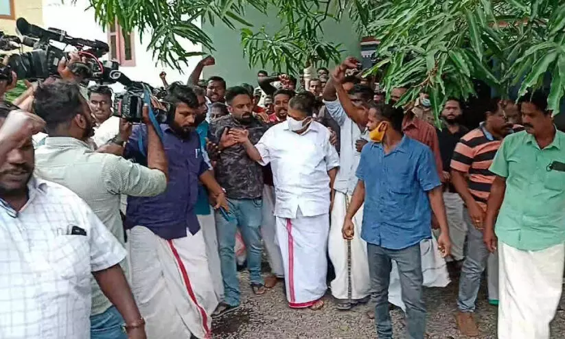 ജ​ന്മ​നാട്ടിലെത്തിയ സ​ജി ചെ​റി​യാ​നെ പാ​ർ​ട്ടി പ്ര​വ​ർ​ത്ത​ക​ർ എ​തി​രേ​റ്റ​ത് മു​ദ്രാ​വാ​ക്യം വി​ളി​ക​ളോ​ടെ