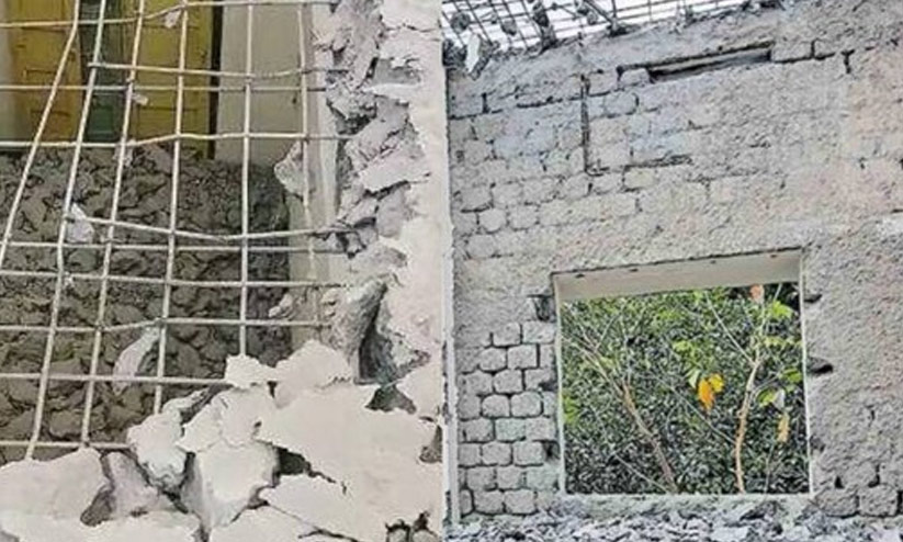 തൊട്ടാൽ പൊടിയുന്ന ചെമ്പൂച്ചിറ സ്കൂളിന്റെ പുതിയ കെട്ടിടം പൊളിച്ചത് കരാറുകാരന്റെ ചെലവിലെന്ന് ധനമന്ത്രി തൊട്ടാൽ പൊടിയുന്ന ചെമ്പൂച്ചിറ സ്കൂളിന്റെ പുതിയ കെട്ടിടം പൊളിച്ചത് കരാറുകാരന്റെ ചെലവിലെന്ന് ധനമന്ത്രി