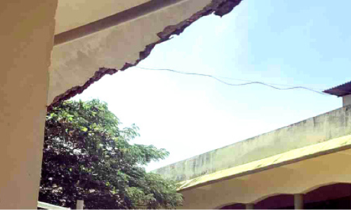 മേൽക്കൂരയിലെ കോൺക്രീറ്റ് ഇളകി വീഴുന്നു; കുട്ടികളുടെ ജീവനു ഭീഷണി