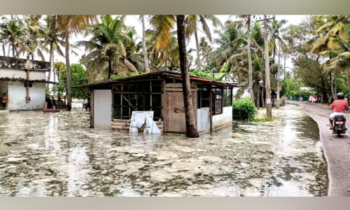 തിരമാലകൾക്ക് മുന്നിൽ നിസ്സഹായരായി തീരവാസികൾ