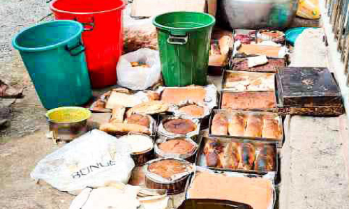 മിന്നൽ പരിശോധനയിൽ പഴകിയ ഭക്ഷണസാധനങ്ങൾ പിടികൂടി മിന്നൽ പരിശോധനയിൽ പഴകിയ ഭക്ഷണസാധനങ്ങൾ പിടികൂടി