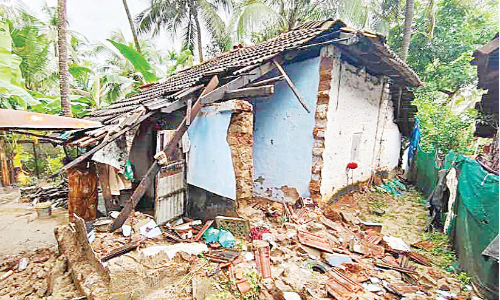 കനത്ത മഴയില്‍ വീട് തകര്‍ന്നു