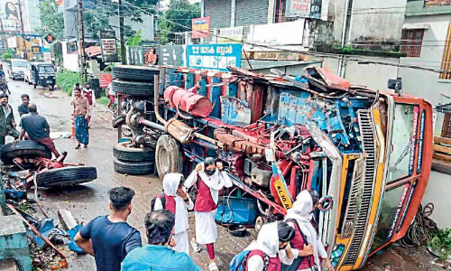 അങ്ങാടിപ്പുറം മേൽപാലത്തിൽ ചരക്ക് ലോറി മറിഞ്ഞു