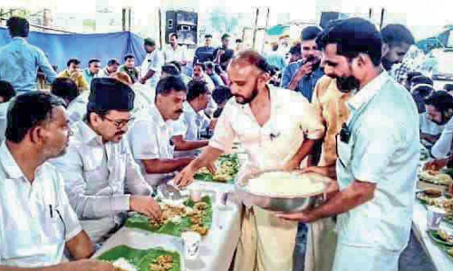 ക്ഷേത്രത്തിലെ അന്നദാനത്തിൽ പങ്കെടുത്ത് സാദിഖലി തങ്ങൾ