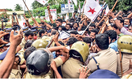 ആ​ശു​പ​ത്രി​ക്കെ​തി​രെ യു​വ​ജ​ന​രോ​ഷം; പ്ര​വ​ർ​ത്ത​ക​രെ പൊ​ലീ​സ്​ അ​റ​സ്റ്റ്​ ചെ​യ്​​തു​നീ​ക്കി