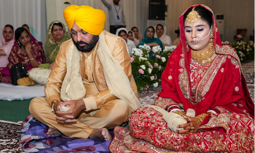 ഭഗവന്ത് മന്നിന്റെ വിവാഹത്തിന് കുടുംബസമേതം കെജ്‌രിവാൾ