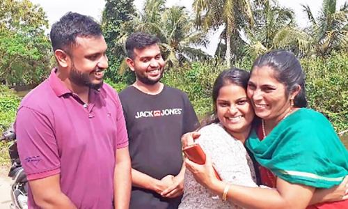 നടപ്പാലം തകർന്ന് തോട്ടിൽ വീണ മൂന്നുപേർക്ക് രക്ഷകയായി ജിജിമോൾ