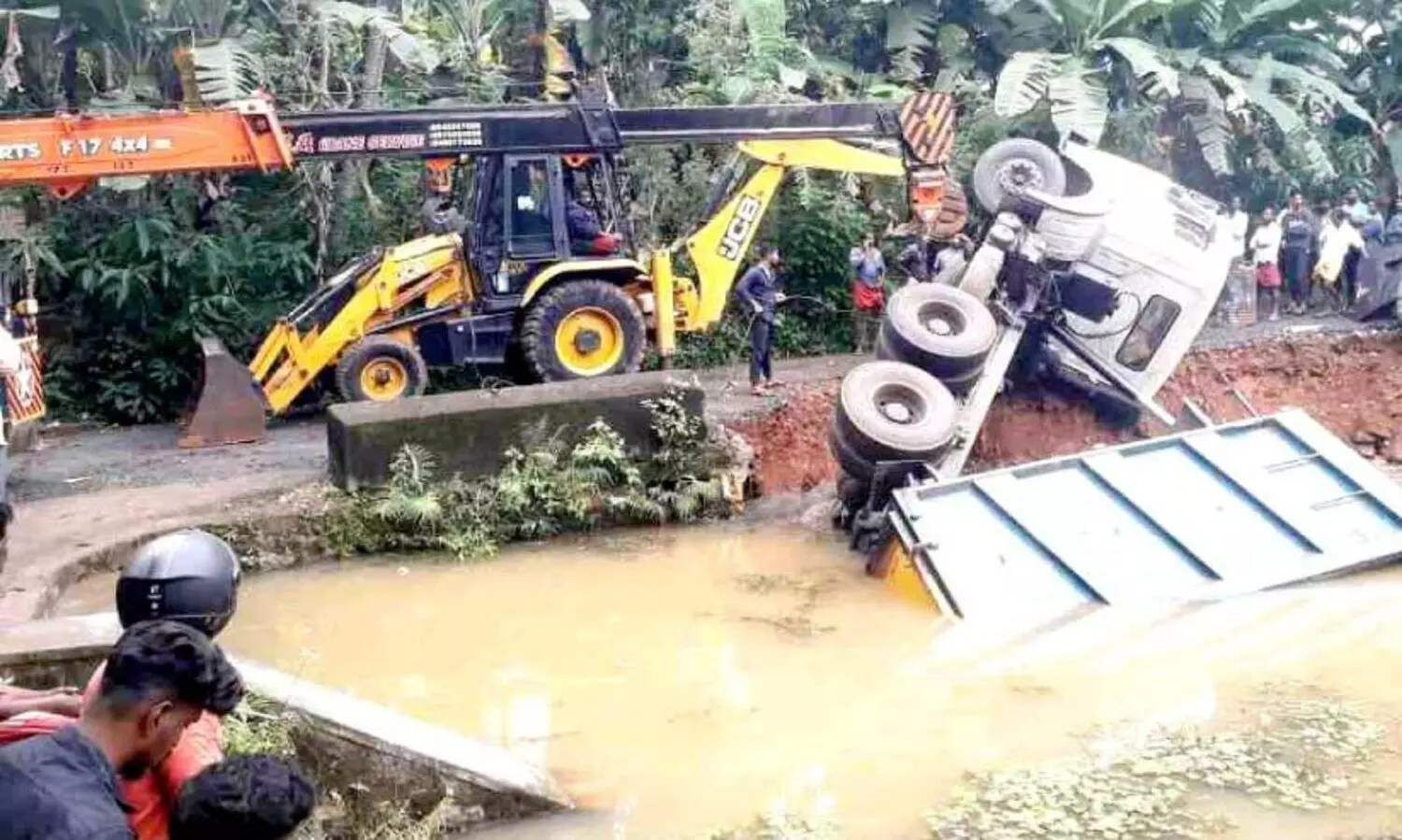 ടാര്‍ മിക്‌സ് കയറ്റിവന്ന ലോറി  തലകീഴായി കുളത്തില്‍ വീണു