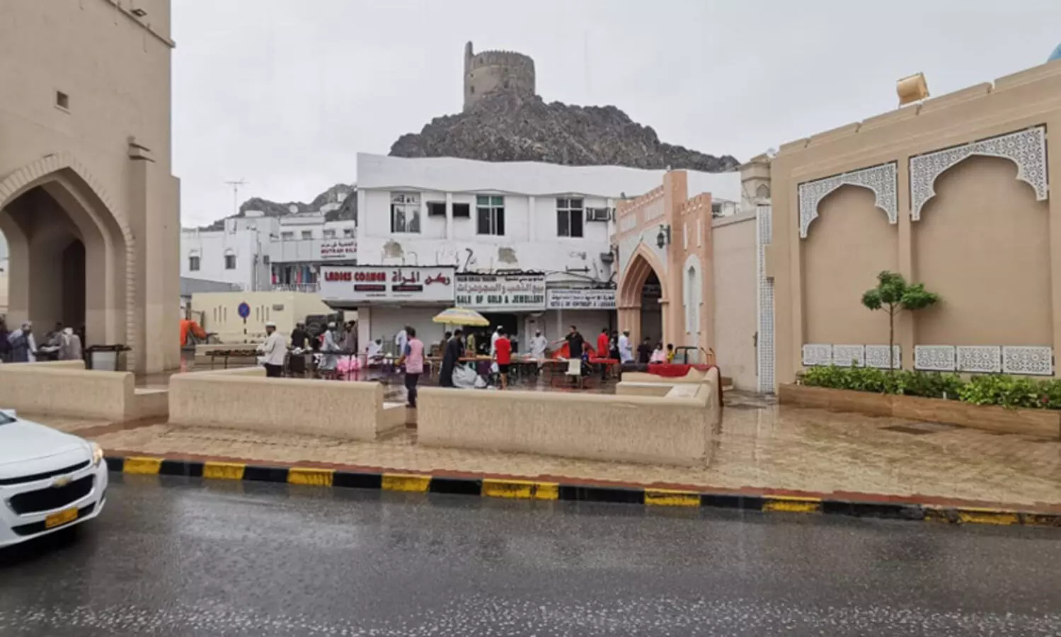 സീസണ്‍ മഴയെടുത്തു; മത്ര സൂഖിൽ വ്യാപാരികളില്‍ നിരാശ