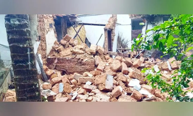 മഴക്കെടുതി: വീടുകൾ തകർന്നു മഴക്കെടുതി: വീടുകൾ തകർന്നു