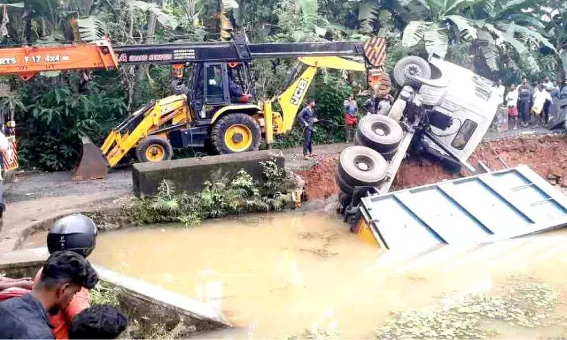 ടാര്‍ മിക്‌സ് കയറ്റിവന്ന ലോറി  തലകീഴായി കുളത്തില്‍ വീണു