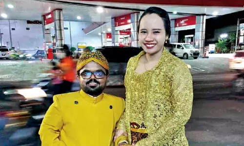 Akash S Madhavan, Devi Siti Sendari