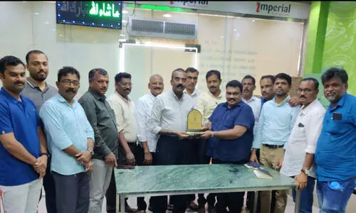 മാ​നു പ​ട്ടി​ക്കാ​ടി​ന് കെ.​എം.​സി.​സി യാ​ത്ര​യ​യ​പ്പ് ന​ൽ​കി