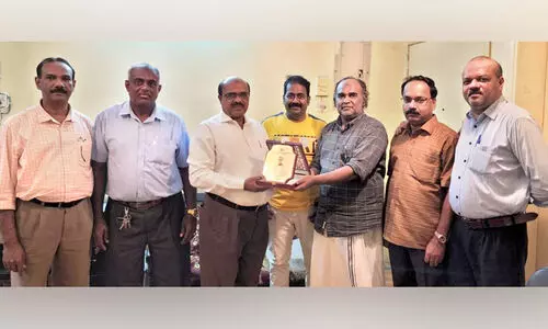 അ​ക്ബ​ർ പൊ​ന്നാ​നി​ക്ക് പ​ത്ത​നം​തി​ട്ട ജി​ല്ല സം​ഗ​മം യാ​ത്ര​യ​യ​പ്പ്