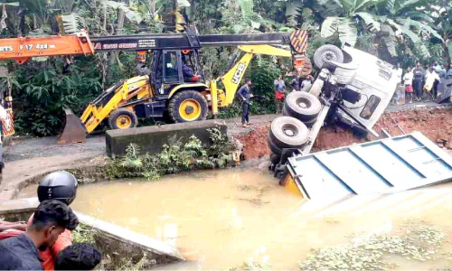 ടാര്‍ മിക്‌സ് കയറ്റിവന്ന ലോറി  തലകീഴായി കുളത്തില്‍ വീണു